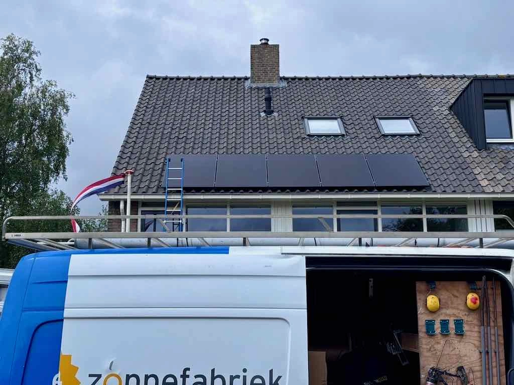 Zonnepanelen in Mei 2026 met de Zonnefabriek bus in de voorgrond