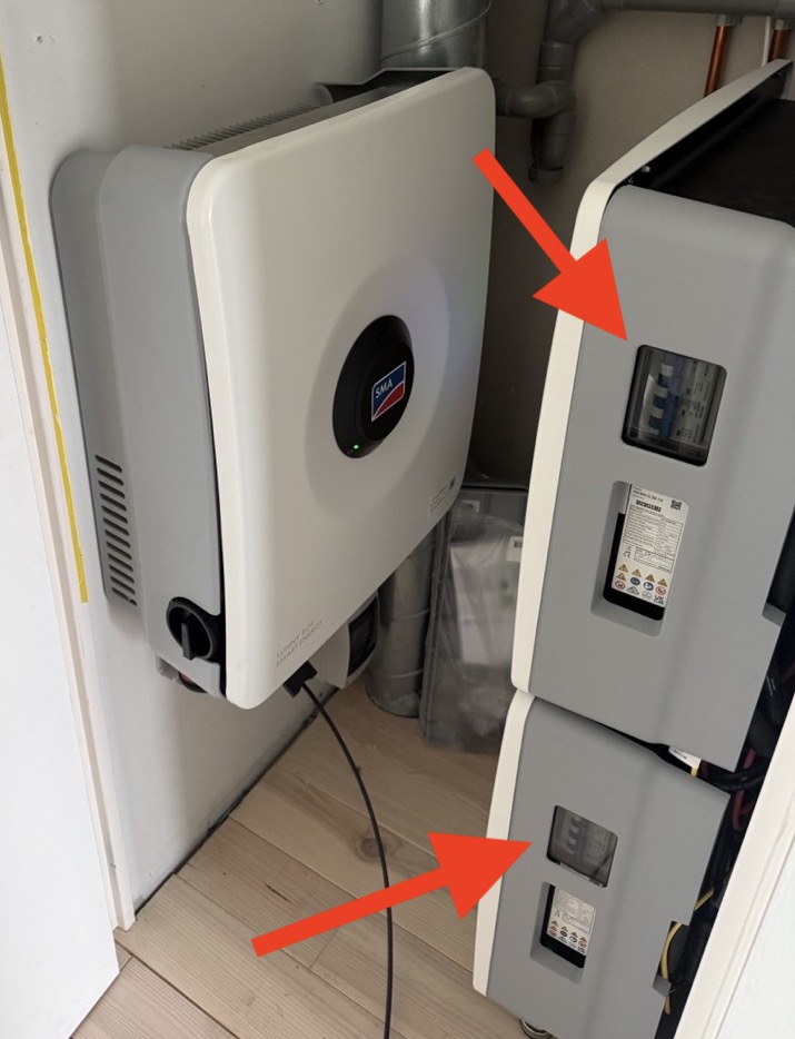 Locatie van de schakelaars op Home Storage batterijen